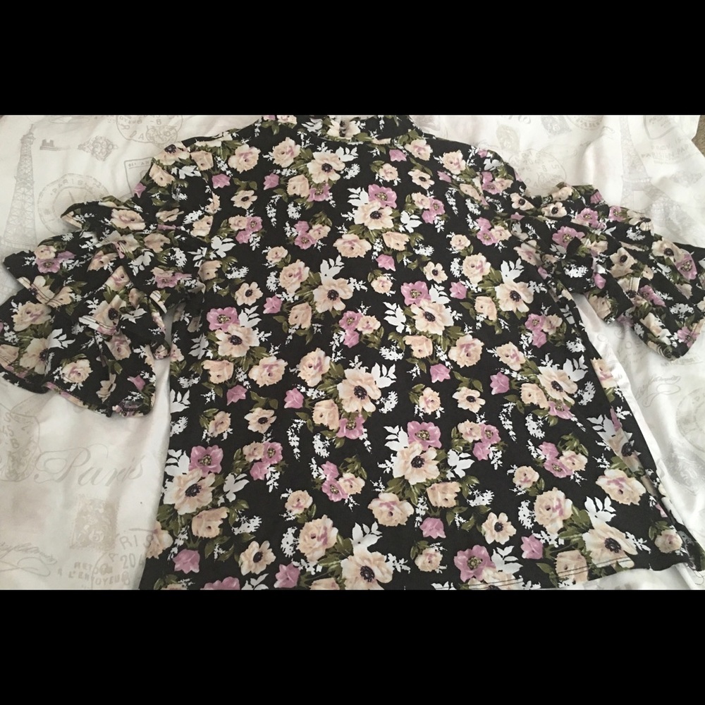 Gorgeous flowered ruffle sleeve shirt